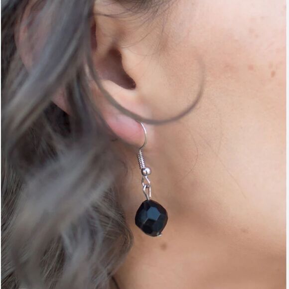Free People Jewelry - Elegant Black Dangle Earrings A992